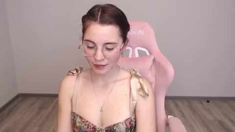 Snapshot of kisulya_meow246 chatting on October 14, 2:18 pm Vikki Rose online show from October 14, 2:18 pm