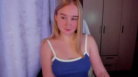 Snapshot of kitten_sun chatting on October 18, 2:36 am kitten_sun online show from October 18, 2:36 am