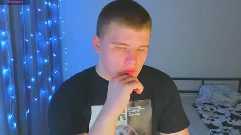 Snapshot of kittenmur chatting on November 24, 2:33 am Vlad online show from November 24, 2:33 am