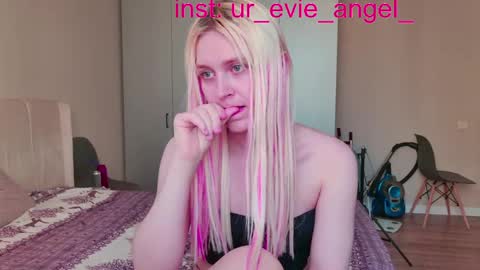 Evelyn online show from April 13, 12:21 pm