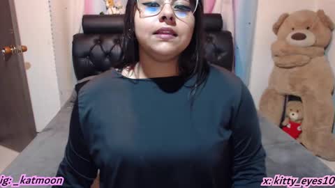 Snapshot of kitty_eyes chatting on December 10, 11:30 pm kitty online show from December 10, 11:30 pm