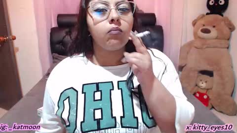 Snapshot of kitty_eyes chatting on November 17, 5:24 am kitty online show from November 17, 5:24 am