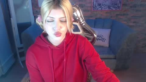 Snapshot of kitty_fox_b chatting on December 19, 6:56 pm kitty_fox_b online show from December 19, 6:56 pm