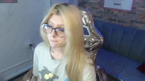 Snapshot of kitty_fox_b chatting on March 10, 3:52 pm kitty_fox_b online show from March 10, 3:52 pm
