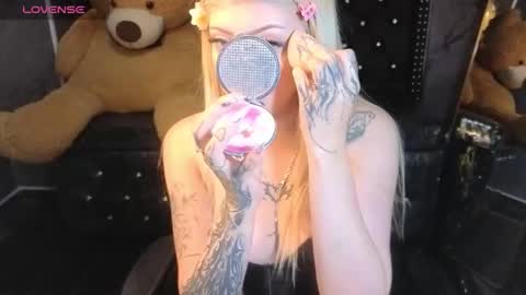 kitty_fox_b online show from January 13, 1:05 pm