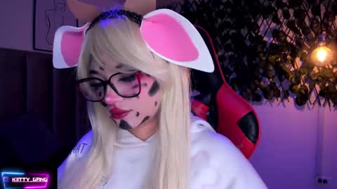 Snapshot of kitty_gang chatting on October 31, 2:34 am Camila online show from October 31, 2:34 am