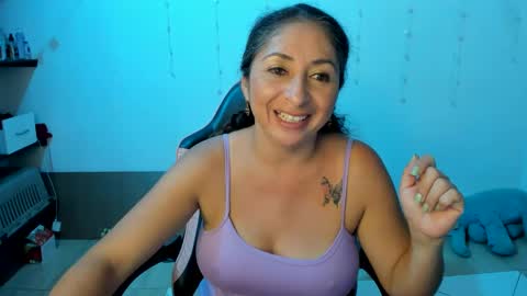 Snapshot of kitty_violet_ chatting on December 22, 5:23 am violet online show from December 22, 5:23 am