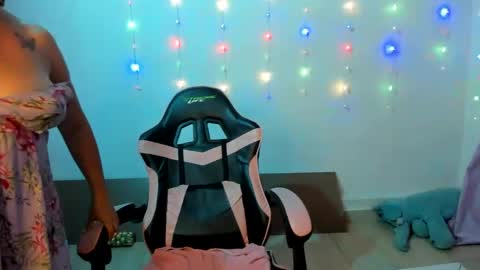 Snapshot of kitty_violet_ chatting on December 23, 8:44 am violet online show from December 23, 8:44 am