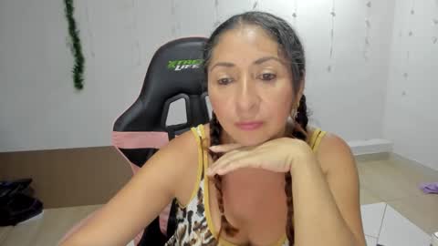 Snapshot of kitty_violet_ chatting on January 15, 5:50 am violet online show from January 15, 5:50 am