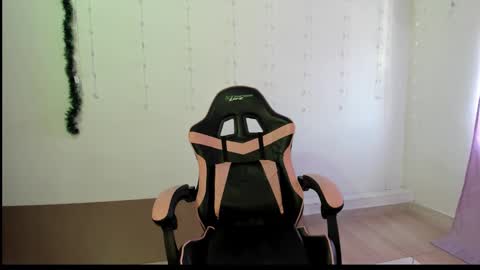 Snapshot of kitty_violet_ chatting on January 19, 5:07 pm violet online show from January 19, 5:07 pm