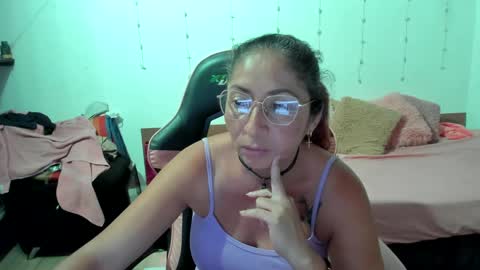 Snapshot of kitty_violet_ chatting on January 28, 5:54 am violet online show from January 28, 5:54 am