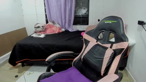 Snapshot of kitty_violet_ chatting on February 18, 5:53 am violet online show from February 18, 5:53 am