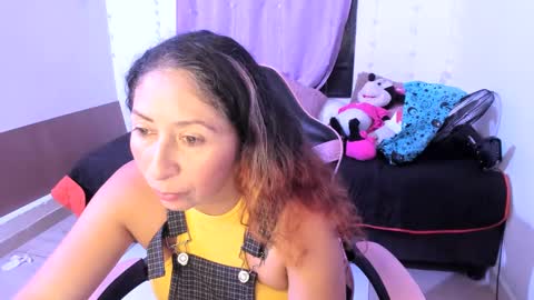 Snapshot of kitty_violet_ chatting on February 23, 6:07 am violet online show from February 23, 6:07 am