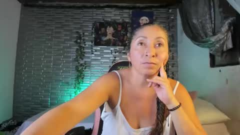 Snapshot of kitty_violet_ chatting on October 21, 3:29 am violet online show from October 21, 3:29 am