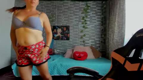 Snapshot of kitty_violet_ chatting on December 14, 4:23 pm violet online show from December 14, 4:23 pm