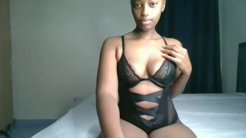 Snapshot of kittypettite chatting on April 21, 7:47 am Kittypettite online show from April 21, 7:47 am