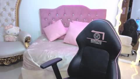 Snapshot of kittystar_tay chatting on September 30, 11:48 am Kitty online show from September 30, 11:48 am