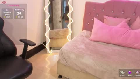 Snapshot of kittystar_tay chatting on October 12, 11:42 am Kitty online show from October 12, 11:42 am