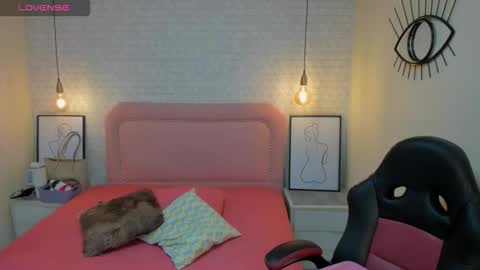  K I T T  Y  online show from October 16, 2:07 pm