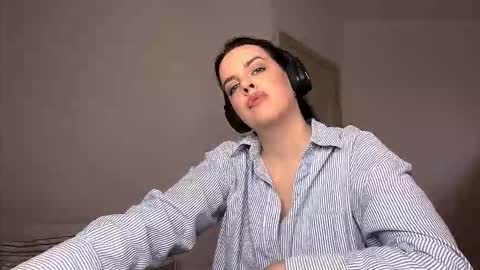 Snapshot of kizzymelonson chatting on November 15, 10:45 am Emma online show from November 15, 10:45 am