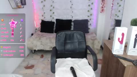 Snapshot of kloeking_ chatting on January 22, 11:53 pm kloe online show from January 22, 11:53 pm