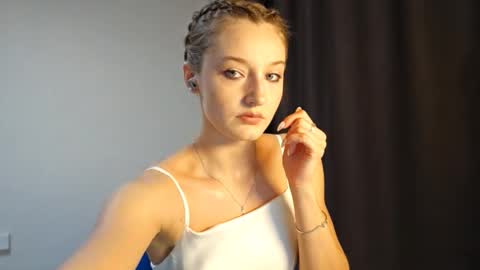 kristandaty online show from February 10, 1:48 pm