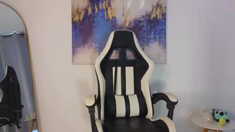 Snapshot of kristennblue_ chatting on November 10, 4:17 pm Kris online show from November 10, 4:17 pm