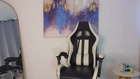 Snapshot of kristennblue_ chatting on November 19, 2:17 pm Kris online show from November 19, 2:17 pm