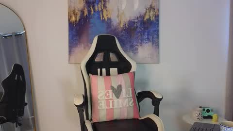 Snapshot of kristennblue_ chatting on November 21, 3:00 pm Kris online show from November 21, 3:00 pm