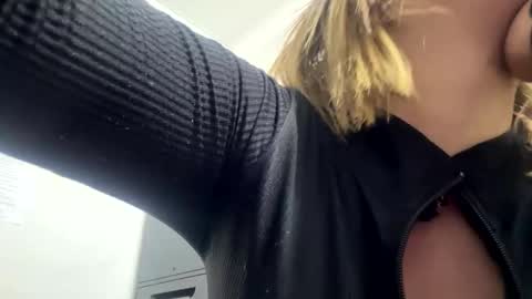 Snapshot of kristtal_key chatting on November 9, 7:06 am Kristtal online show from November 9, 7:06 am