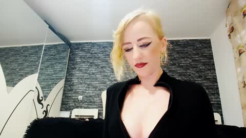 Snapshot of krystal_desire chatting on December 27, 9:00 pm krystal desire online show from December 27, 9:00 pm