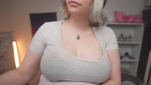 Snapshot of krystalsyxx chatting on November 20, 7:24 pm Krystal Syx online show from November 20, 7:24 pm