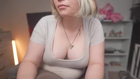 Snapshot of krystalsyxx chatting on November 28, 12:57 am Krystal Syx online show from November 28, 12:57 am