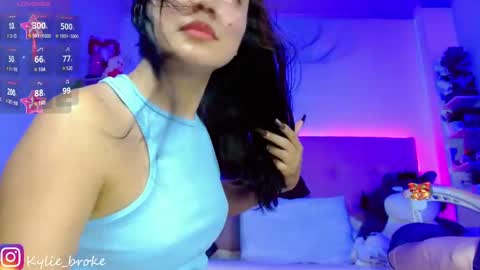 Snapshot of kylie_hottt_ chatting on January 20, 12:04 am k ylie online show from January 20, 12:04 am