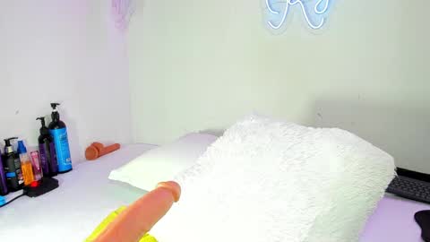 kylie Sttel online show from December 14, 12:33 pm