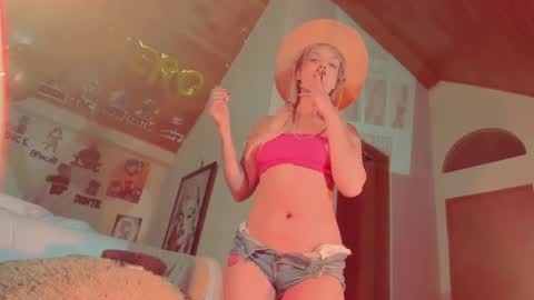 Snapshot of kyliekandy chatting on March 1, 10:53 pm online show from March 1, 10:53 pm