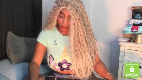 Snapshot of kyliewhiteboobs chatting on November 26, 7:04 pm kylie white boobs online show from November 26, 7:04 pm