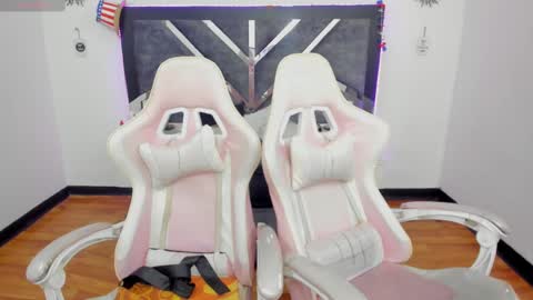  L A R A   online show from March 6, 12:10 am