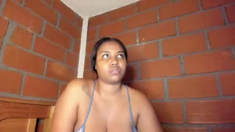 Snapshot of ladahear_ chatting on December 10, 2:27 am Akyra online show from December 10, 2:27 am