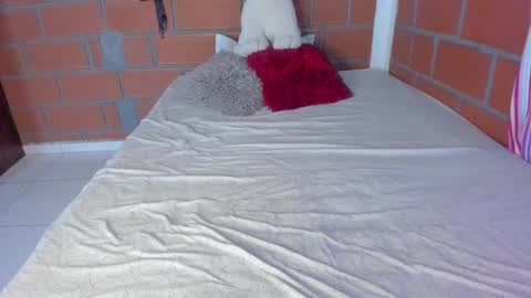 Snapshot of ladahear_ chatting on February 4, 12:44 pm Akyra online show from February 4, 12:44 pm