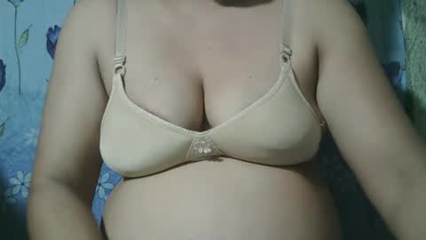 Snapshot of lady_love063 chatting on January 4, 7:13 am lady_love063 online show from January 4, 7:13 am