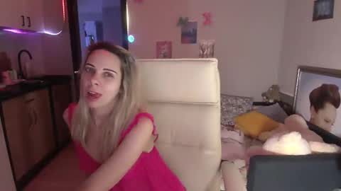 Snapshot of lady_smile69 chatting on October 31, 10:00 pm lady_smile69 online show from October 31, 10:00 pm