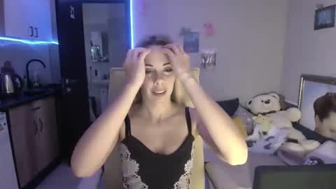 Snapshot of lady_smile69 chatting on November 30, 2:10 pm lady_smile69 online show from November 30, 2:10 pm