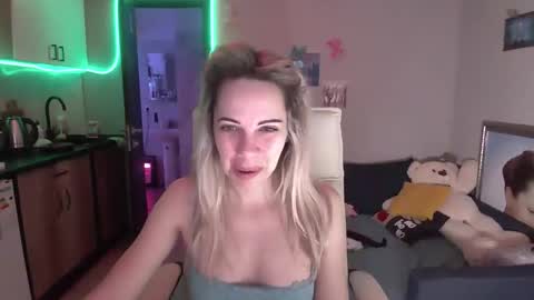 Snapshot of lady_smile69 chatting on December 4, 4:44 am lady_smile69 online show from December 4, 4:44 am