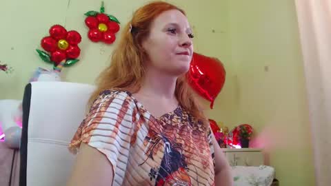 Snapshot of ladybigsmile chatting on February 22, 12:29 pm Sima Ladybigsmile online show from February 22, 12:29 pm