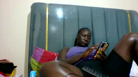 Snapshot of ladyblossoms19 chatting on December 22, 7:21 pm lindah32 online show from December 22, 7:21 pm