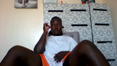 Snapshot of ladyblossoms19 chatting on December 30, 2:19 pm lindah32 online show from December 30, 2:19 pm