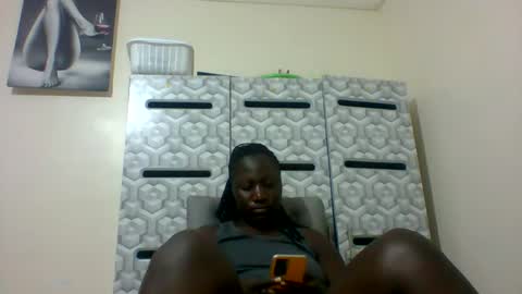 Snapshot of ladyblossoms19 chatting on January 6, 6:52 pm lindah32 online show from January 6, 6:52 pm