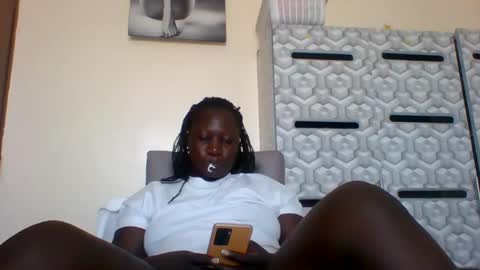 Snapshot of ladyblossoms19 chatting on January 16, 12:31 pm lindah32 online show from January 16, 12:31 pm