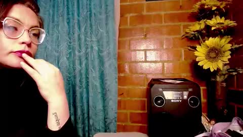 Snapshot of laia_hadid chatting on March 4, 2:06 am laia_hadid online show from March 4, 2:06 am